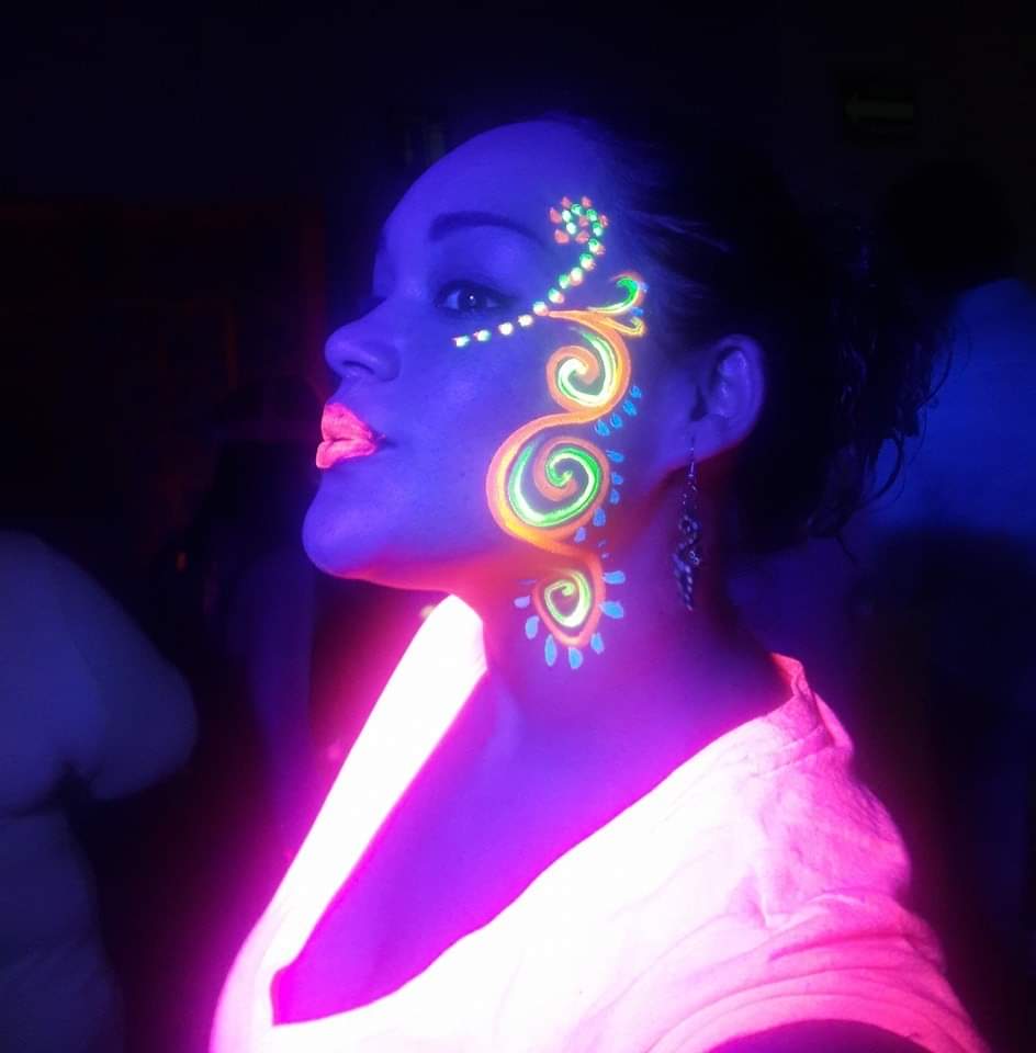 Maquillaje neon fiesta
