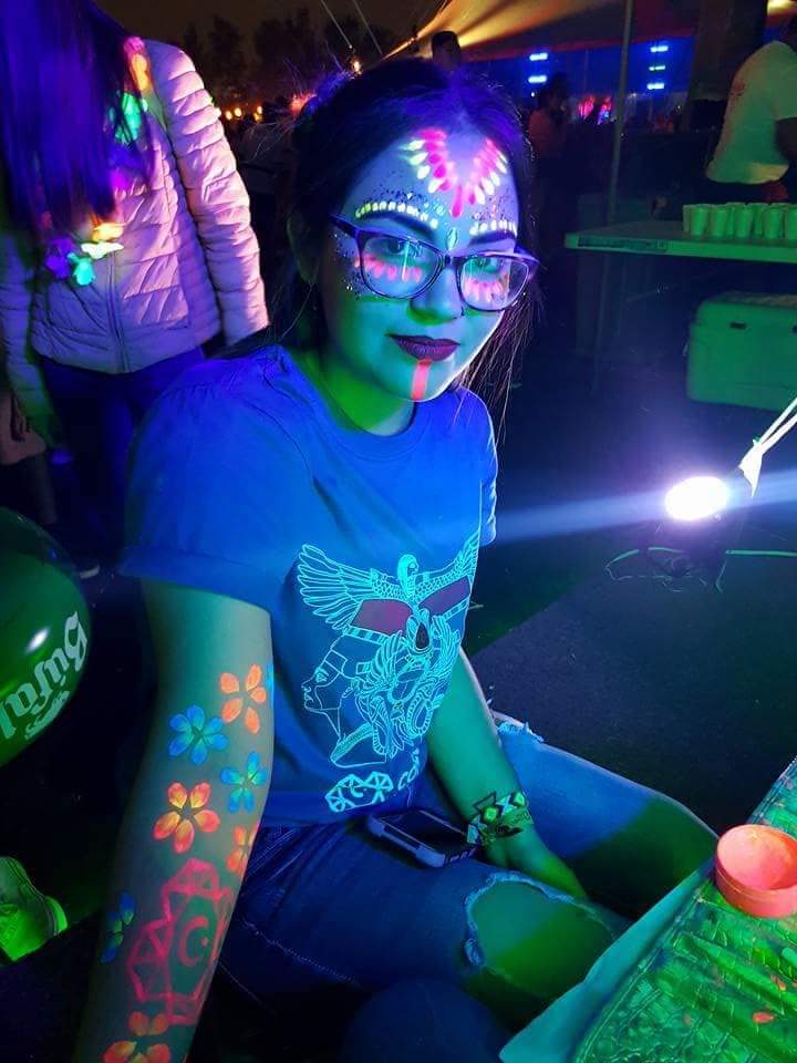 Maquillaje neon festival edc